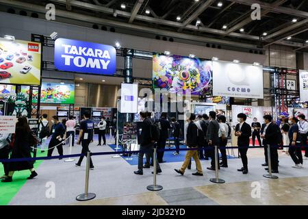 Tokyo, Giappone. 17th giugno 2022. I visitatori si riuniscono durante il Tokyo International Toy Show 2022 presso il Tokyo Big Sight di Tokyo. La mostra annuale è la più grande mostra di giocattoli in Giappone, sponsorizzata dalla Japan Toy Association, e si svolge solo per gli uomini d'affari dal 16 al 17 giugno. (Credit Image: © Rodrigo Reyes Marin/ZUMA Press Wire) Credit: ZUMA Press, Inc./Alamy Live News Foto Stock