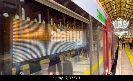 Treno Stansted Express in arrivo a London Liverpool Street - LONDON, UK - 9 GIUGNO 2022 Foto Stock