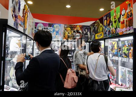 Tokyo, Giappone. 17th giugno 2022. I visitatori si riuniscono durante il Tokyo International Toy Show 2022 presso il Tokyo Big Sight di Tokyo. La mostra annuale è la più grande mostra di giocattoli in Giappone, sponsorizzata dalla Japan Toy Association, e si svolge solo per gli uomini d'affari dal 16 al 17 giugno. (Credit Image: © Rodrigo Reyes Marin/ZUMA Press Wire) Credit: ZUMA Press, Inc./Alamy Live News Foto Stock