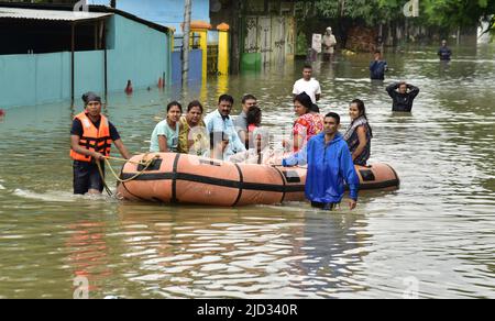 Guwahati, Guwahati, India. 17th giugno 2022. State Disaster Reply Force (SDRF) rescue flood affected villagers at Pathsala in Bajali District District of Assam India on Friday 17th June 2022 (Credit Image: © Dasarath Deka/ZUMA Press Wire) Credit: ZUMA Press, Inc./Alamy Live News Foto Stock