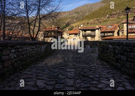 Bel villaggio di Barcena Mayor con le tradizionali case in pietra nelle montagne della Cantabria in una soleggiata da Foto Stock