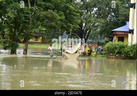 Guwahati, Guwahati, India. 17th giugno 2022. Gli abitanti del villaggio catturano il pesce nel villaggio colpito dalle alluvioni, Borsiral nel distretto di Baksa, Assam India, venerdì 17th giugno 2022 (Credit Image: © Dasarath Deka/ZUMA Press Wire) Credit: ZUMA Press, Inc./Alamy Live News Foto Stock