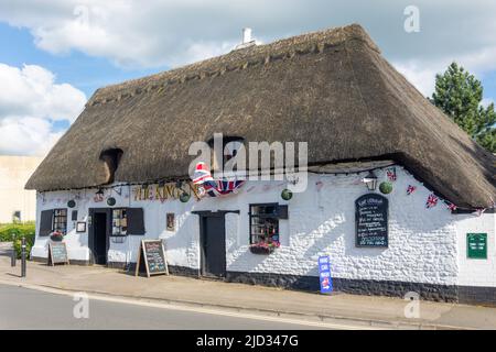 15th ° secolo The Kings Head Pub, Cheltenham Road, Bishop’s Cleeve, Gloucestershire, Inghilterra, Regno Unito Foto Stock