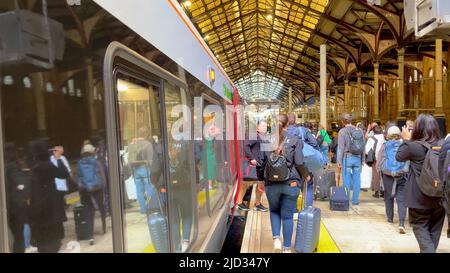 Treno Stansted Express in arrivo a London Liverpool Street - LONDON, UK - 9 GIUGNO 2022 Foto Stock