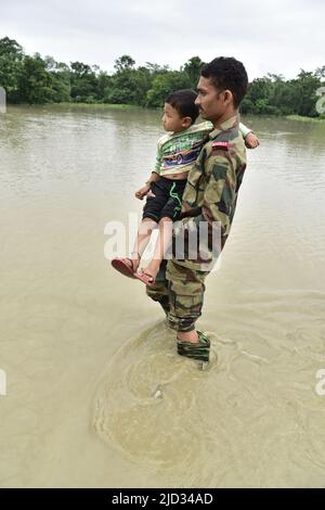 Guwahati, Guwahati, India. 17th giugno 2022. Personale dell'esercito indiano che ha salvato un bambino dal villaggio allagato nel distretto di Baksa di Assam India venerdì 17th giugno 2022 (Credit Image: © Dasarath Deka/ZUMA Press Wire) Credit: ZUMA Press, Inc./Alamy Live News Foto Stock