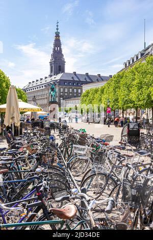 Molte biciclette a Højbro Plads (Piazza High Bridge) una piazza pubblica a Copenhagen, Danimarca - dominata dalla guglia di Christiansborg Slotskirke Foto Stock