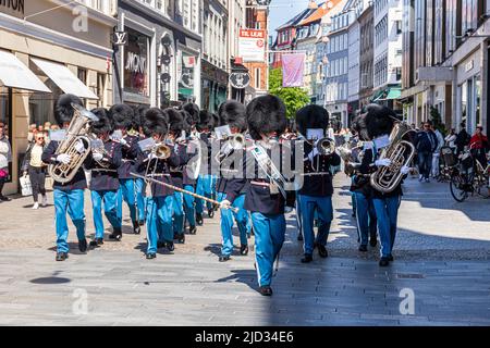 La Royal Guard Orchestra (Den Kongelige Livgarde) marciò nel centro di Copenhagen, Danimarca Foto Stock