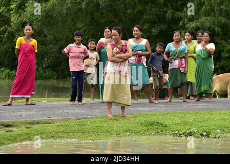 Guwahati, Guwahati, India. 17th giugno 2022. Bodo triabl donne nel villaggio afffettato allagato nel distretto di Baksa di Assam India Venerdì 17th Giugno 2022 (Credit Image: © Dasarath Deka/ZUMA Press Wire) Credit: ZUMA Press, Inc./Alamy Live News Foto Stock