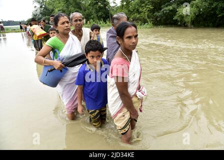 Guwahati, Guwahati, India. 17th giugno 2022. Il villager colpito da alluvione si scommette attraverso l'acqua alluvione nel distretto di Baksa di Assam India Venerdì 17th Giugno 2022 (Credit Image: © Dasarath Deka/ZUMA Press Wire) Credit: ZUMA Press, Inc./Alamy Live News Foto Stock