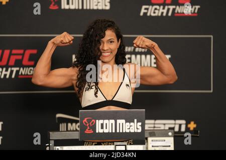 AUSTIN, TEXAS, AUSTIN, TEXAS, STATI UNITI. 17th giugno 2022. AUSTIN, TX - GIUGNO 17: Natalie Silva scalda sulla scala per il pesato ufficiale al Moody Center per la notte di combattimento UFC - Kattar vs Emmett il 17 Giugno 2022 ad AUSTIN, TX, Stati Uniti. (Credit Image: © Louis Grasse/PX Imagens via ZUMA Press Wire) Foto Stock