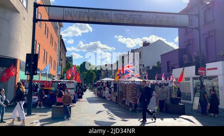 Inverness Market at Camden High Street è un luogo popolare per lo shopping a Londra - LONDRA, Regno Unito - 9 GIUGNO 2022 Foto Stock