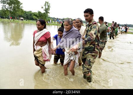 Guwahati, Guwahati, India. 17th giugno 2022. Il personale dell'esercito indiano che ha salvato le alluvioni ha colpito gli abitanti del villaggio allagato nel distretto di Baksa di Assam India venerdì 17th giugno 2022 (Credit Image: © Dasarath Deka/ZUMA Press Wire) Credit: ZUMA Press, Inc./Alamy Live News Foto Stock