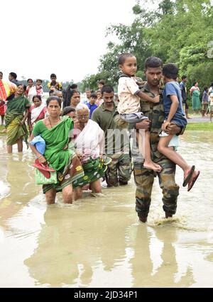 Guwahati, Guwahati, India. 17th giugno 2022. Il personale dell'esercito indiano che ha salvato le alluvioni ha colpito gli abitanti del villaggio allagato nel distretto di Baksa di Assam India venerdì 17th giugno 2022 (Credit Image: © Dasarath Deka/ZUMA Press Wire) Credit: ZUMA Press, Inc./Alamy Live News Foto Stock