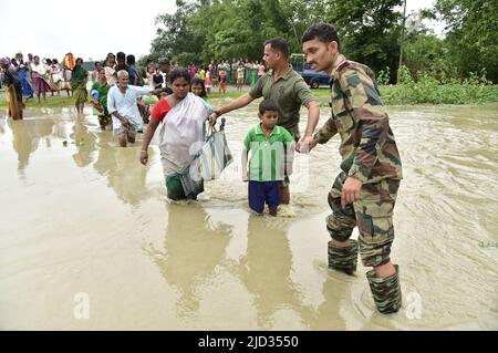 Guwahati, Guwahati, India. 17th giugno 2022. Il personale dell'esercito indiano che ha salvato le alluvioni ha colpito gli abitanti del villaggio allagato nel distretto di Baksa di Assam India venerdì 17th giugno 2022 (Credit Image: © Dasarath Deka/ZUMA Press Wire) Credit: ZUMA Press, Inc./Alamy Live News Foto Stock