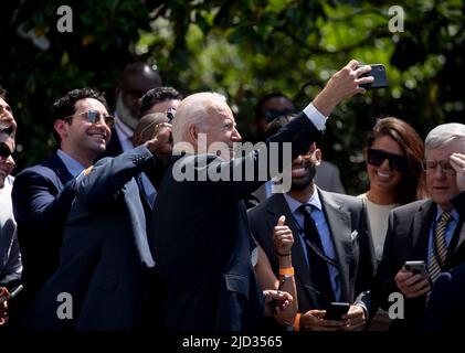 Il presidente DEGLI STATI UNITI Joe Biden pone per le foto prima di partire dal prato sud della Casa Bianca lungo il tragitto per Delaware, a Washington, DC, USA, 17 giugno 2022. Il Presidente Biden e la First Lady Jill Biden si recano a Rehoboth Beach, Delaware. Foto Stock