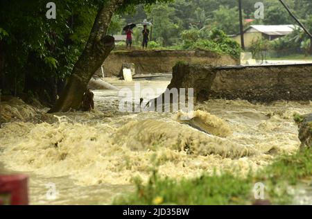 Guwahati, Guwahati, India. 17th giugno 2022. Una porzione di strada si è lavata via nell'acqua di alluvione nel distretto di Nalbari di Assam India il venerdì 17th giugno 2022. (Credit Image: © Dasarath Deka/ZUMA Press Wire) Credit: ZUMA Press, Inc./Alamy Live News Foto Stock