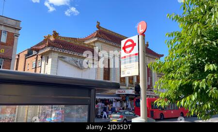 Fermata dell'autobus Southall Broadway a Londra - LONDRA, Regno Unito - 9 GIUGNO 2022 Foto Stock