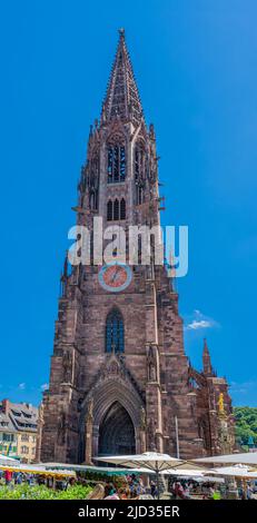 Bancarelle di mercato di fronte alla splendida cattedrale di Friburgo in Breisgau. Baden-Wuerttemberg, Germania, Europa Foto Stock