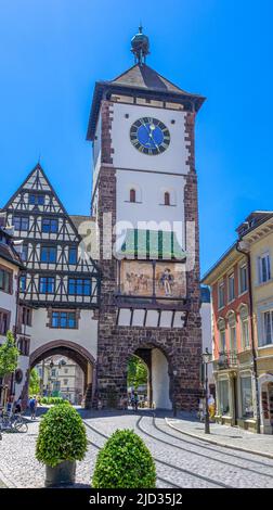 La storica porta di Schwabentor a Friburgo in Breisgau, Baden-Wuerttemberg, Germania meridionale, Germania, Europa Foto Stock