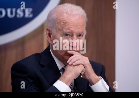 Washington DC, Stati Uniti. 17th giugno 2022. Il Presidente DEGLI STATI UNITI Joe Biden partecipa a un incontro virtuale con i leader del Major Economies Forum on Energy and Climate (MEF), presso l'Eisenhower Executive Office Building on the White House Complex, a Washington, DC, USA, 17 giugno 2022. Secondo una dichiarazione della Casa Bianca, Biden ha riconvocato i leader del MEF per discutere la definizione di futuri standard di emissioni, la sicurezza energetica e alimentare, e per “affrontare la crisi climatica”.credito: Michael Reynolds/Pool tramite CNP /MediaPunch Credit: MediaPunch Inc/Alamy Live News Foto Stock