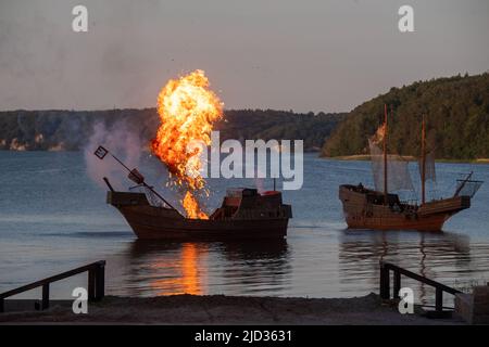 16 giugno 2022, Meclemburgo-Pomerania occidentale, Ralswiek: Dopo un'esplosione su una cog medievale, una nube di funghi di fuoco sorge durante una prova del Festival Störtebeker di fronte al Naturbühne Ralswiek su Rügen. Per molto tempo era tranquilla di fronte al panorama del Mar Baltico della scena naturale Ralswiek su Rügen. Ora ritorna il Störtebeker Festival. Si tratta di amore, ma anche macchinazioni scure gettano le loro ombre. Il gioco "in the Face of the Wolf" con i leggendari pirati Klaus Störtebeker e Goedeke Michels ha la sua prima sull'isola di Rügen su 18. 06,2022. Foto: Stefan Sauer Foto Stock