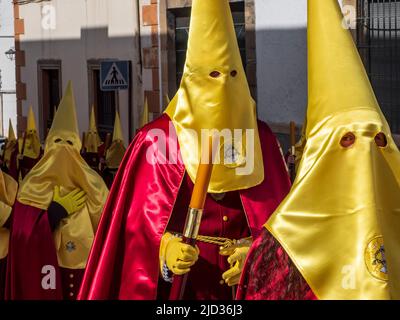 Cofrades nei loro costumi tradizionali con caprirote, sfilando per le strade di Úbeda durante la settimana Santa Foto Stock