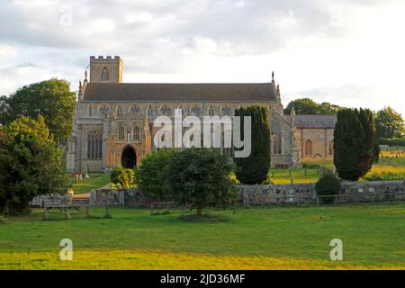 Una vista della chiesa parrocchiale di St Margaret da sud nel villaggio nord del Norfolk di Cley-next-the-Sea, Norfolk, Inghilterra, Regno Unito. Foto Stock