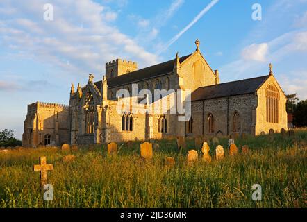 Una vista della chiesa parrocchiale di St Margaret da sud-est nel villaggio nord del Norfolk di Cley-next-the-Sea, Norfolk, Inghilterra, Regno Unito. Foto Stock