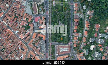 Vista aerea dalla cima del drone della città di Brasov con parchi e colline circostanti in Transilvania, Romania Foto Stock