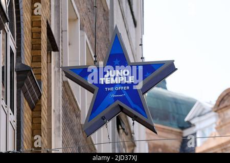 Leicester Square, Londra, Regno Unito. 17th giugno 2022. Walk of Stars a Leicester Square di Londra per il nuovo servizio di streaming Paramount+. Credit: Matthew Chattle/Alamy Live News Foto Stock