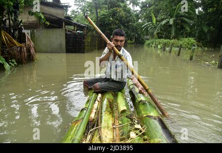 Guwahati, Guwahati, India. 17th giugno 2022. Gli abitanti del villaggio hanno utilizzato una zattera Banana per attraversare l'acqua alluvione nel distretto di Bajali di Assam India il Venerdì 17th giugno 2022. (Credit Image: © Dasarath Deka/ZUMA Press Wire) Credit: ZUMA Press, Inc./Alamy Live News Foto Stock