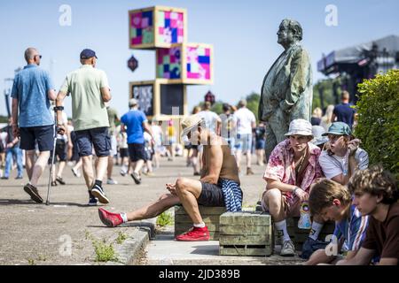 Landgraaf, Belgio. 17th giugno 2022. 2022-06-17 16:27:04 LANDGRAAF - Festival-goers durante il primo giorno del festival di musica Pinkpop. ANP MARCEL VAN HOORN netherlands out - belgium out Credit: ANP/Alamy Live News Foto Stock