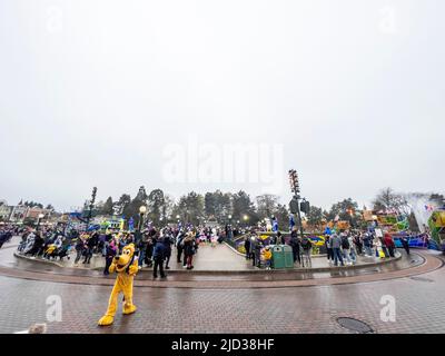 Parigi, Francia - 04/05/2022: Sfilata di personaggi famosi di Disney a Disneyland Paris. Goofy sorridente alla fotocamera. Foto Stock