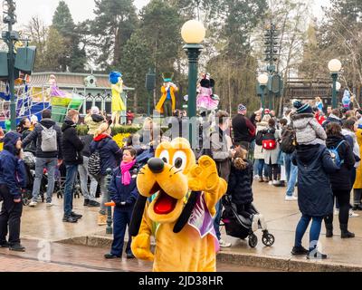 Parigi, Francia - 04/05/2022: Sfilata di personaggi famosi di Disney a Disneyland Paris. Goofy sorridente alla fotocamera. Foto Stock