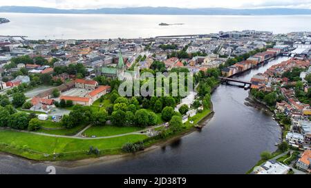 Trondheim 20220616.immagine drone di Trondheim. Nella foto vediamo da sinistra il Palazzo dell'Arcivescovo, la Cattedrale di Nidaros, il Ponte della Città Vecchia e i moli lungo il Nidelva. Il centro della città si trova tra Nidelva e Trondheimsfjorden con Munkholmen alle spalle. Foto: Gorm Kallestad / NTB Foto Stock