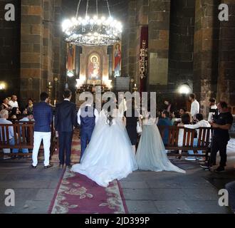 Matrimonio che si svolge nella Cattedrale di Etchmiadzin, Vagharshapat, Armenia Foto Stock