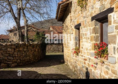 Bel villaggio di Barcena Mayor con le tradizionali case in pietra nelle montagne della Cantabria in una soleggiata da Foto Stock