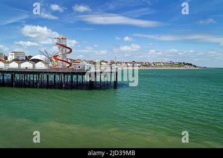 Regno Unito, Kent, Herne Bay, la fine del molo di Herne Bay e la costa che guarda ad ovest Foto Stock