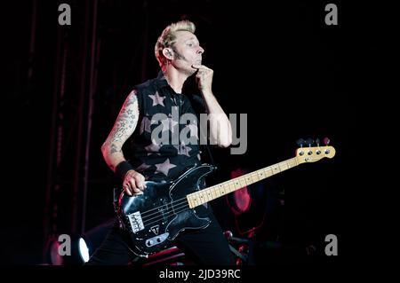 ITALIA, MILANO, 15th 2022 GIUGNO: Mike Dirnt, bassista della punk rock band americana, preforme DEL GREEN DAY live sul palco dell'Ippodromo SNAI la Maura durante il 'i-Days Festival 2022' Foto Stock