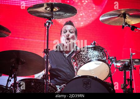 ITALIA, MILANO, 15th 2022 GIUGNO: Tre Cool, batterista della punk rock band americana, preforme DEL GREEN DAY live sul palco dell'Ippodromo SNAI la Maura durante il 'i-Days Festival 2022' Foto Stock