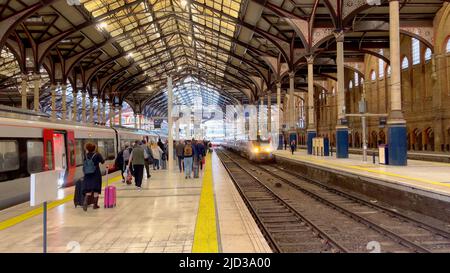 Treno Stansted Express in arrivo a London Liverpool Street - LONDON, UK - 9 GIUGNO 2022 Foto Stock