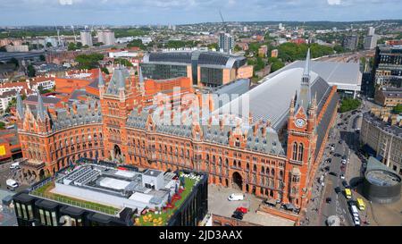 Vista aerea sulla stazione ferroviaria di Kings Cross - St Pancras a Londra Foto Stock
