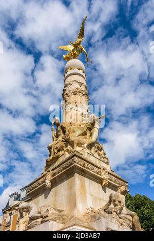 1907 Subé Fontana e colonna sormontata da una vittoria alare in Place Drouet d'Erlon, Reims, Marne, Francia. Foto Stock