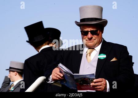 Un pilota studia la forma durante il quarto giorno dell'Ascot reale all'ippodromo di Ascot. Data foto: Venerdì 17 giugno 2022. Foto Stock