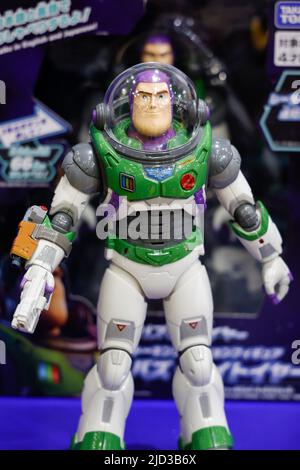 Tokyo, Giappone. 17th giugno 2022. Un personaggio d'azione di Buzz Lightyear in mostra durante l'International Tokyo Toy Show 2022 al Tokyo Big Sight di Tokyo. La mostra annuale è la più grande mostra di giocattoli in Giappone, sponsorizzata dalla Japan Toy Association, e si svolge solo per gli uomini d'affari dal 16 al 17 giugno. (Credit Image: © Rodrigo Reyes Marin/ZUMA Press Wire) Credit: ZUMA Press, Inc./Alamy Live News Foto Stock