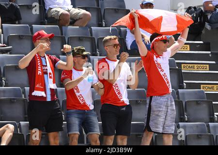 Roma, Italia. 17th giugno 2022. Suisse tifosi durante i campionati mondiali di Beach Volley il 17th giugno 2022 al Foro Italico di Roma. Credit: Live Media Publishing Group/Alamy Live News Foto Stock