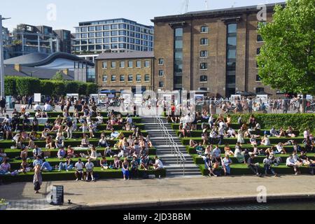 Londra, Regno Unito. 17th giugno 2022. La gente si prendere il sole sui gradini di Piazza Granary vicino al canale del Regent a King's Cross mentre le temperature salono nella capitale. Credit: Vuk Valcic/Alamy Live News Foto Stock