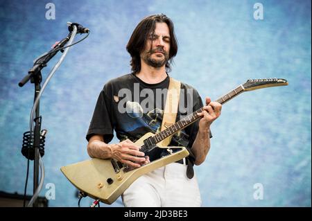 ITALIA, MILANO, 15th 2022 GIUGNO: Brian Bell, chitarrista della band americana di rock alternativo WEEZER, preforme live sul palco di Ippodromo SNAI la Maura durante il 'i-Days Festival 2022' Foto Stock