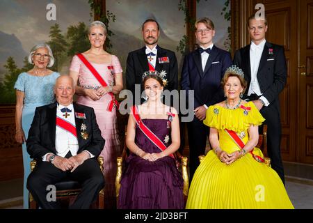 Oslo 20220617.la principessa Ingrid Alexandra e la famiglia reale al castello di Oslo il venerdì. Marit Tjessem, Crown Princess Mette-Marit, Crown Prince Haakon, Marius Borge Hoiby Prince Sverre Magnus, King Harald (anteriore sinistro), Princess Ingrid Alexandra e Queen Sonja. Princess Ingrid Alexandra ha girato 18 il 21 gennaio 2022. Le celebrazioni del giorno dell'autorità sono state rinviate a giugno a causa della situazione di infezione e delle restrizioni coronariche. FOTO PISCINA: Lise Åserud / NTB Foto Stock