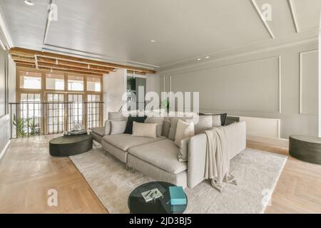 Ampia e luminosa mansarda per il lavoro e il relax, con una splendida vista dalla finestra Foto Stock